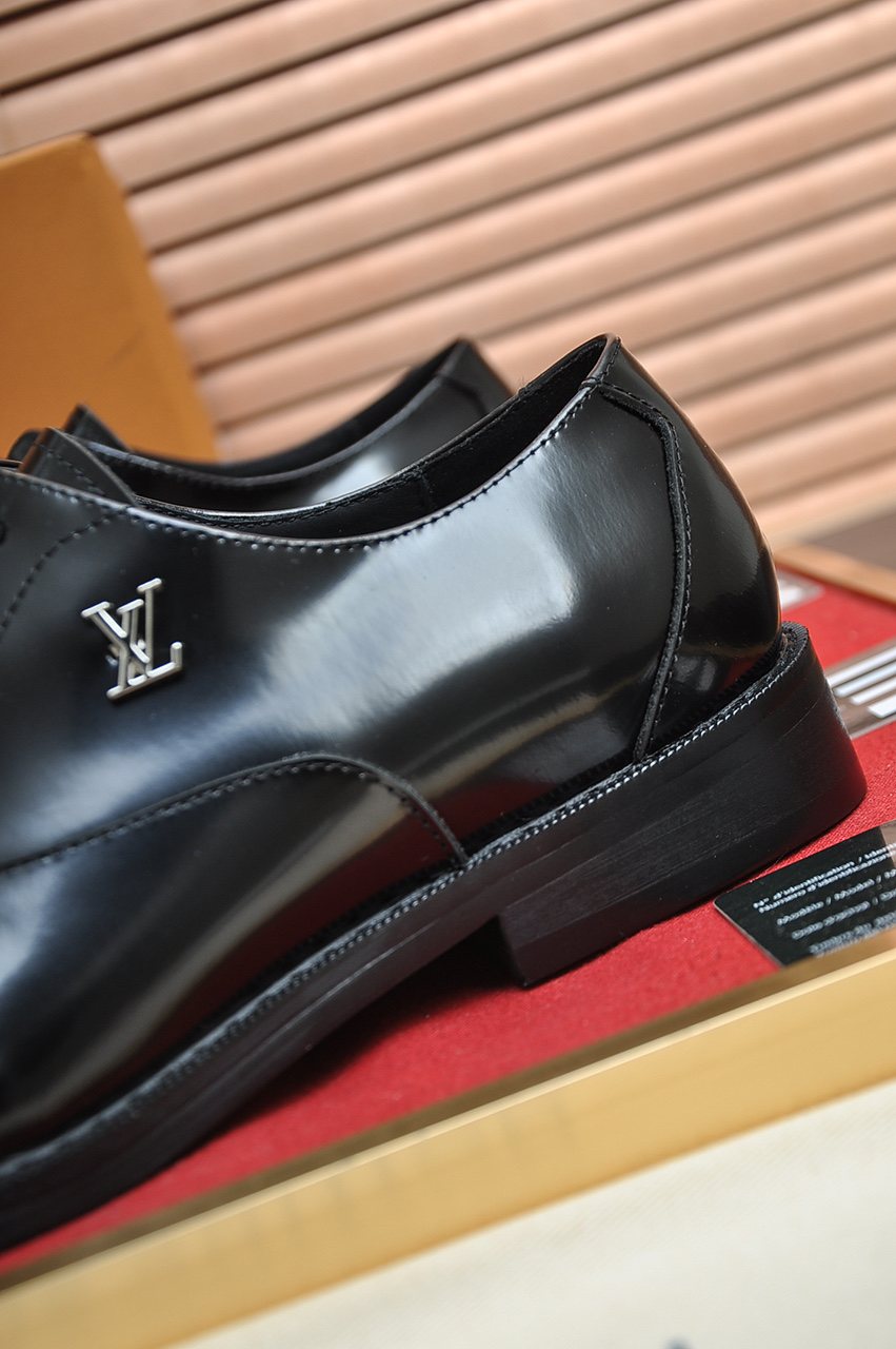Louis Vuitton Plain-Toe Lace-Up Dress Shoes — detail
